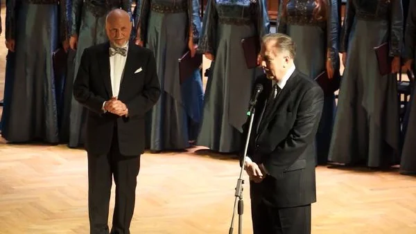 The delivery of the Moscow Conservatory’s 150th anniversary commemorative token to Prof. Vladimir Minin