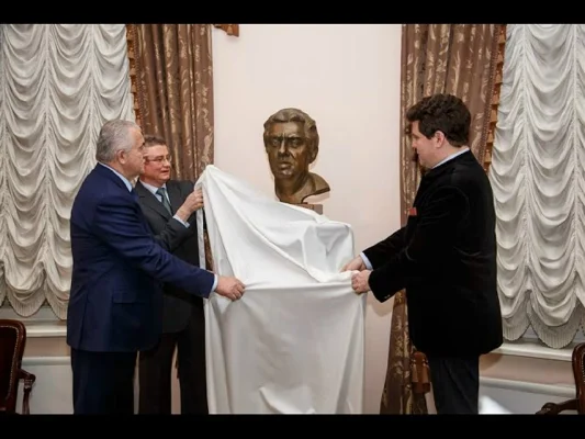 Торжественная церемония передачи в дар консерватории бюста Арама Ильича Хачатуряна