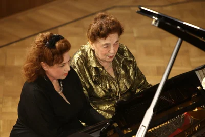 Елена Бородинская и Нина Куликова исполняют сонату Моцарта в 4 руки