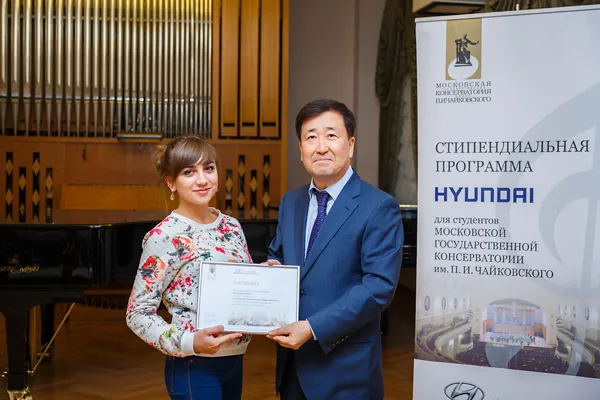 Анна Кошкина и генеральный директор Хёндэ Мотор СНГ Ку Йон-Ги