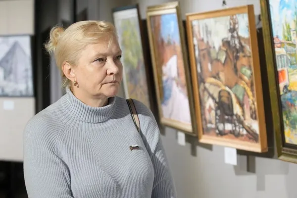 На открытии выставки «Живопись художников ДНР». Епифанова Оксана Юрьевна, Муниципальный депутат по району Марьина Роща.