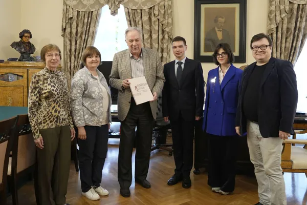 В дар А.С.Соколову передали возрожденную партитуру увертюры «Яр-Хмель» М.М. Ипполитова-Иванова 