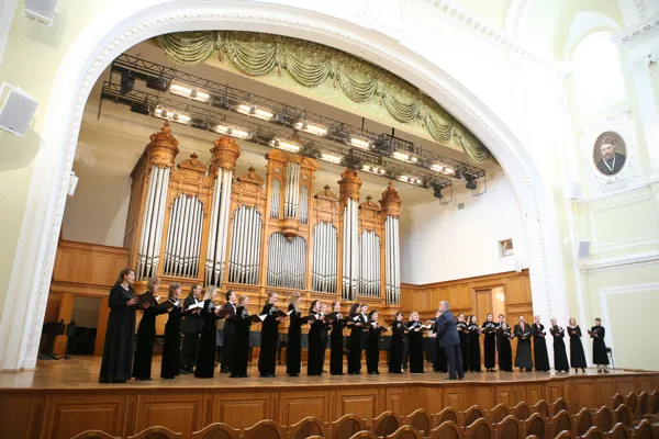 Выступление камерного хора Московской консерватории под управлением профессора, заведующего кафедрой хорового дирижирования Московской государственной консерватории им. П. И. Чайковского, лауреата государственных премий, народного артиста России Б. Г. Тевлина