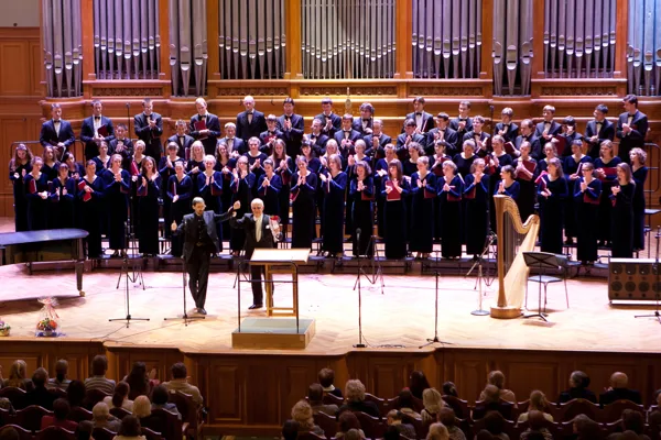 Композитор Д.В. Дианов, Заслуженный деятель искусств России, декан дирижерского факультета Московской консерватории, профессор С.С. Калинин и Хор студентов Московской консерватории
