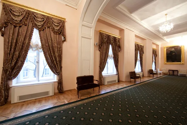 Фойе партера. Левая сторона