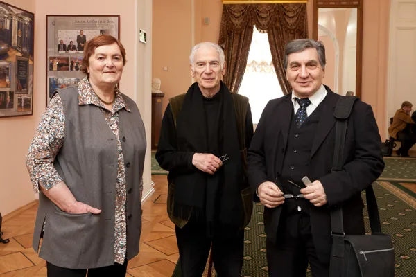 Советник по науке Генерального директора ВМОМК имени М.И. Глинки, кандидат искусствоведения, член ученого совета ВМОМК имени М.И. Глинки Ирина Андреевна Медведева; профессор Парижского университета Егор Данилович Резников; доктор искусствоведения, член ученых советов МГК им. Чайковского и ВМОМК имени М.И. Глинки профессор Михаил Александрович Сапонов на выставке «Люди. События. Век. К 100-летию Музея музыкальной культуры. 100 лет вместе» в фойе партера Большого зала Московской консерватории.