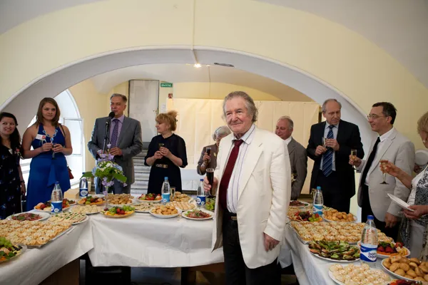 На праздничном фуршете.