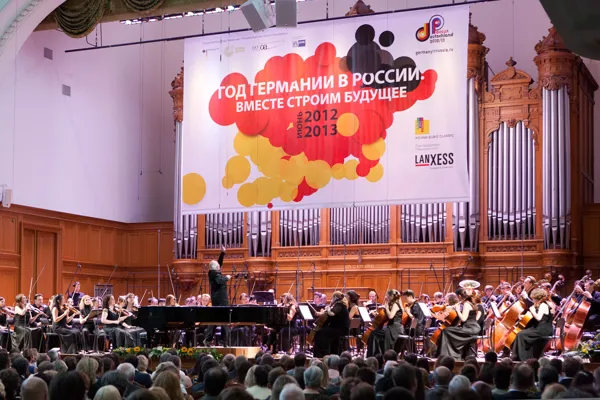 Дмитрий Шостакович. Симфония № 9 ми-бемоль мажор, ор. 70. Исполняет сводный оркестр студентов Московской консерватории и Берлинского университета искусств "Немецко-Российский молодежный оркестр Young Euro Classic" под управлением Анатолия Левина.