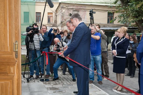 В церемонии открытия приняли участие ректор МГК им. Чайковского Александр Соколов и заместитель министра культуры РФ Константин Черепенников.