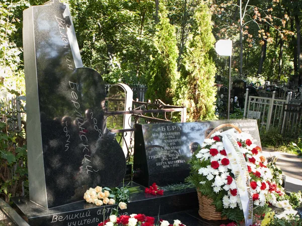 Памятник В.А. Берлинскому работы скульптора Георгия Франгуляна.