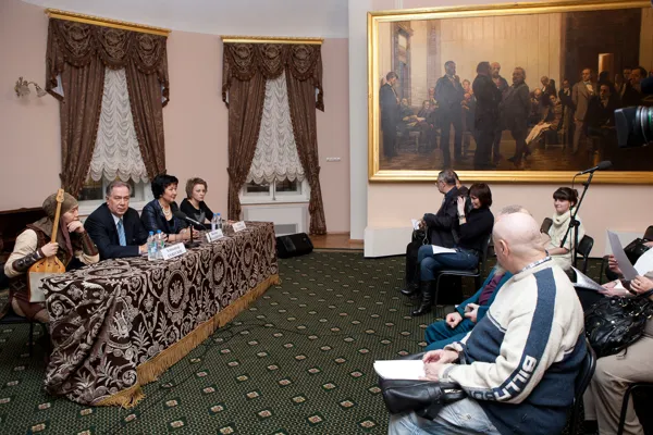 Пресс-конференция, посвященная проекту «Дуэль оркестров», состоялась в фойе Большого зала Московской консерватории, в гостиной у картины «Славянские композиторы».
