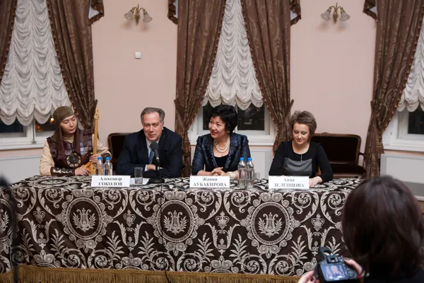 Пресс-конференция, посвященная проекту «Дуэль оркестров». Выступает ректор Московской государственной консерватории имени П. И. Чайковского Александр Сергеевич Соколов.