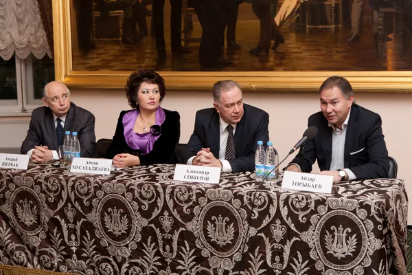 Выступает дирижер Айдар Торыбаев.