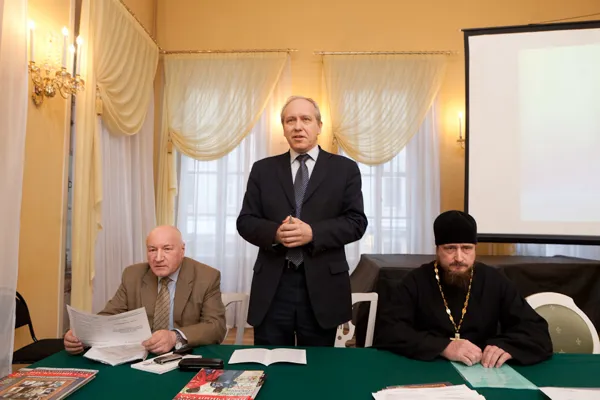 С приветственным словом выступает сопредседатель конференции, доктор искусствоведения, проректор по научной работе Московской консерватории Константин Владимирович Зенкин.