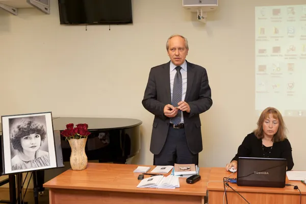 С приветственным словом к участникам конференции "Музыка в кругу гуманитарных наук" (к 60-летию со дня рождения Т. В. Чередниченко) выступает доктор искусствоведения, проректор по научной работе Московской государственной консерватории имени П. И. Чайковского, профессор Константин Владимирович Зенкин.
