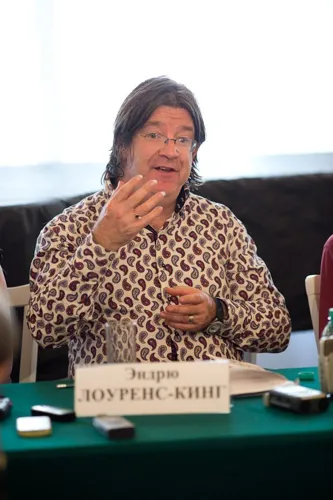 Выступает художественный руководитель программы "Shakespeare's Musicke" III Международного фестиваля музыки эпохи Возрождения «La Renaissance», профессор по классу старинной арфы и клавишных инструментов Эндрю Лоуренс-Кинг.