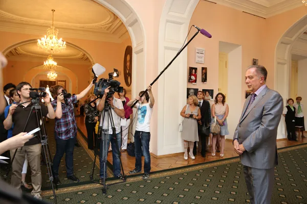 На торжественной церемонии передачи в дар Московской консерватории бюста Рихтера. Перед собравшимися выступает ректор МГК им. П.И. Чайковского Александр Сергеевич Соколов.
