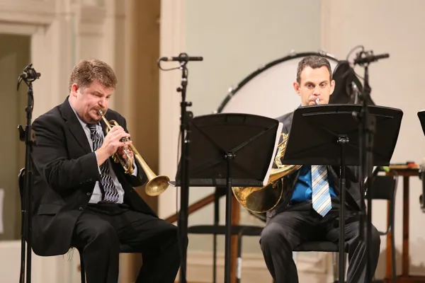 Выступает «The Fortress Brass Quintet». Эрик Йейтс (труба), Джон МакГуир (валторна).