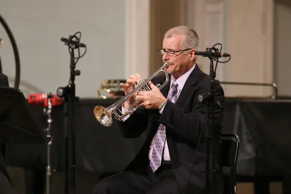 Выступает «The Fortress Brass Quintet». Художественный руководитель ансамбля Пауль Брэдли Ульрих (труба).