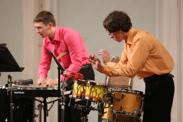 Выступает ансамбль ударных инструментов «Gnesin Percussion Group».