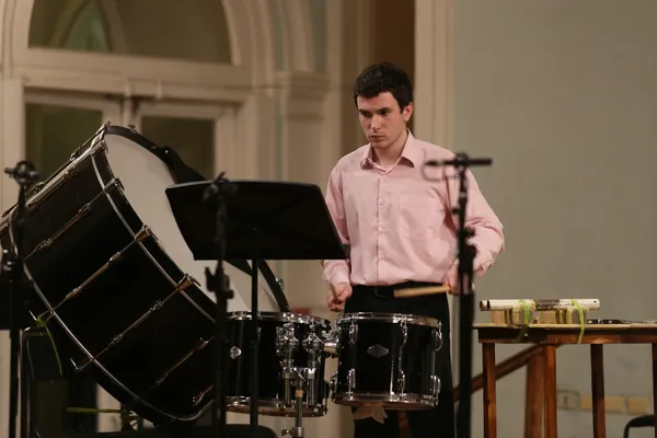 Выступает ансамбль ударных инструментов «Gnesin Percussion Group».