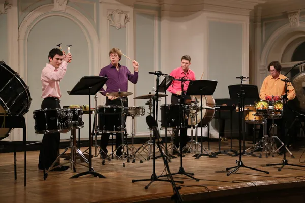Выступает ансамбль ударных инструментов «Gnesin Percussion Group».