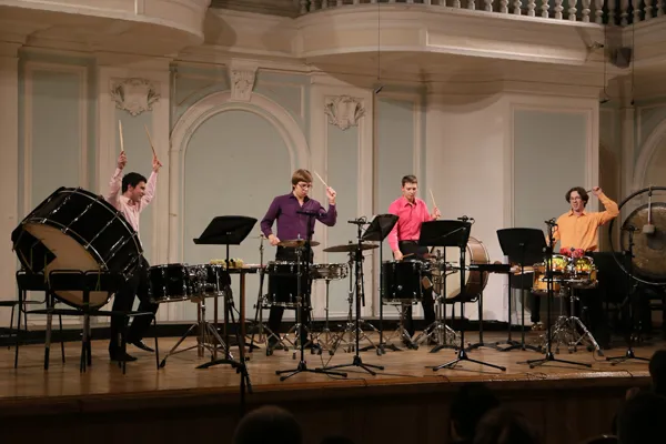 Выступает ансамбль ударных инструментов «Gnesin Percussion Group».