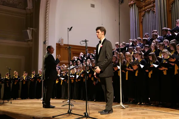 Репетиция участников Всероссийского мастер-класса «Национальный молодёжный хор» в Большом зале консерватории перед заключительным концертом в рамках IX Международного осеннего хорового фестиваля имени профессора Б. Г. Тевлина.