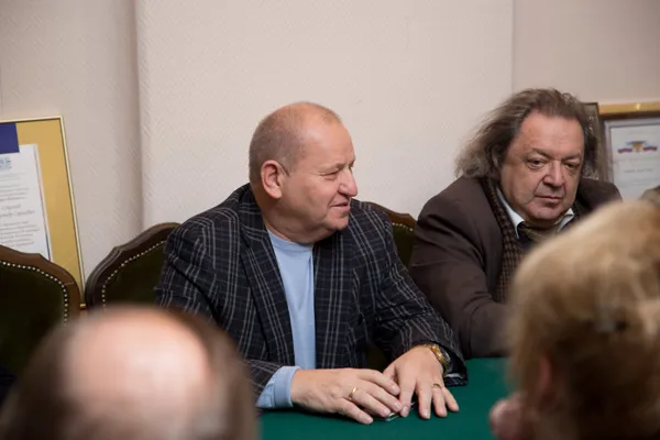 С поздравительным словом Евгению Нестеренко выступает заведующий кафедрой сольного пения МГК имени П.И. Чайковского, профессор Петр Ильич Скусниченко.