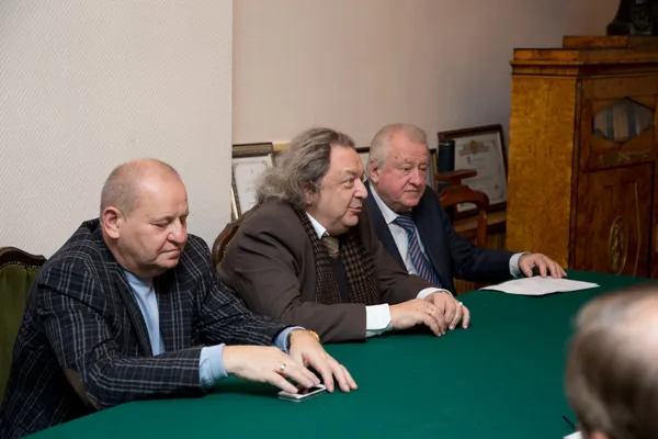 С поздравительным словом Евгению Нестеренко выступает проректор учебно-методического объединения Московской консерватории, профессор Александр Зиновьевич Бондурянский.