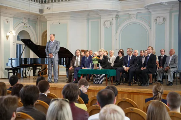 Первокурсников поздравляет ректор Московской консерватории, профессор Александр Сергеевич Соколов.