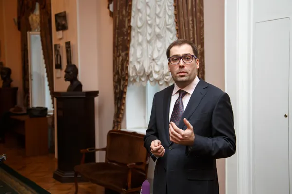 Выступает внук скрипача Леонида Когана скрипач Дмитрий Коган.