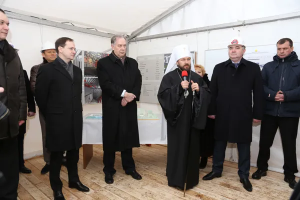 Участников церемонии приветствует Митрополит Волоколамский Иларион.