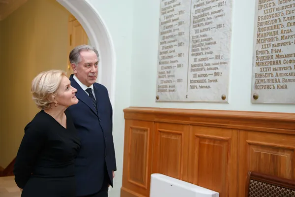 Ректор Московской консерватории, профессор Александр Сергеевич Соколов и Заместитель Председателя Правительства Российской Федерации Ольга Юрьевна Голодец осматривают Малый зал Московской консерватории после реставрационных и реконструкционных работ.