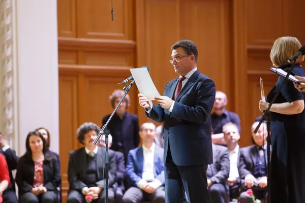Для награждения дипломантов и лауреатов конкурса слово предоставляется Председателю жюри по специальности «гобой» Заслуженному учителю РФ, директору Академического музыкального училища при Московской консерватории Владимиру Петровичу Демидову.