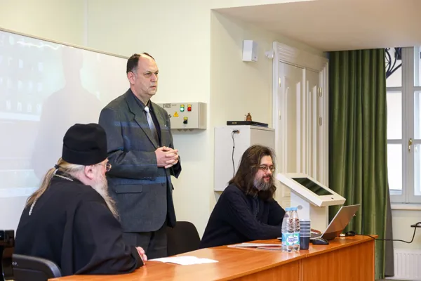 Доктор культурологии, кандидат искусствоведения, заведующий кафедрой народной художественной культуры и музыкального образования, профессор Новосибирского педагогического университета Андрей Михайлович Лесовиченко выступает с докладом «Румынская певческая традиция византийского наследия в современных условиях».