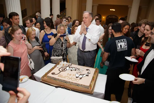 На праздничном фуршете.