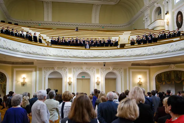 В честь 150-летия Московской консерватории в Большом зале состоялось расширенное заседание Учёного совета консерватории. Звучит Гимн России в исполнении Хора студентов Московской консерватории, художественный руководитель и дирижёр Станислав Калинин.