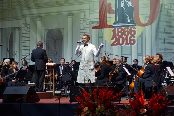 В Гостином дворе на Ильинке в рамках празднования 150-летия Московской консерватории прошёл торжественный ужин. Ведущий вечера Пётр Татарицкий.
