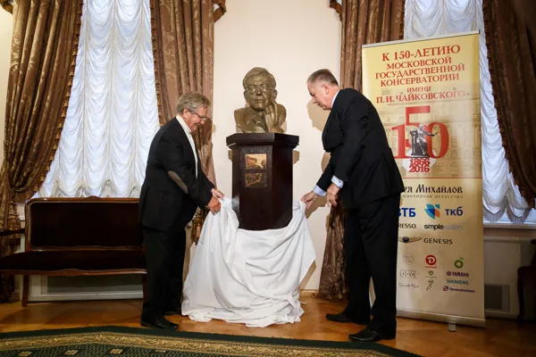 В фойе Большого зала консерватории у картины «Славянские композиторы» прошла торжественная церемония передачи в дар Консерватории бюста Д. Д. Шостаковича. 