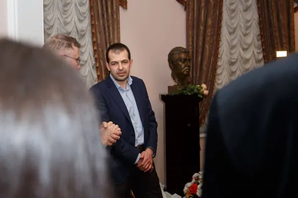 С рассказом о работе над образом композитора выступает автор бюста, член Московского Союза художников, консул Национального общества искусств (США), заслуженный художник Армении, скульптор Микаэль Фридрихович Согоян.