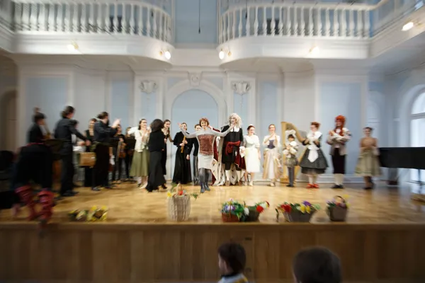 На сцене художественный руководитель Танцевального ансамбля «The time of dance» Наталия Кайдановская.