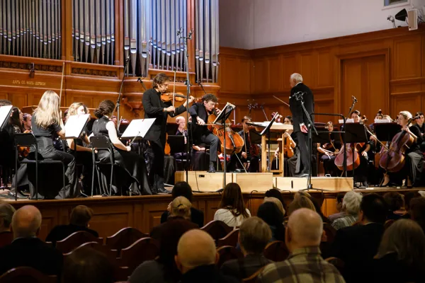 А. Г. Шнитке. Concerto grosso № 2 для скрипки и виолончели с оркестром. Исполняет Концертный симфонический оркестр Московской консерватории, дирижёр — Анатолий Левин. Солисты: Святослав Мороз (скрипка), Рустам Комачков (виолончель).