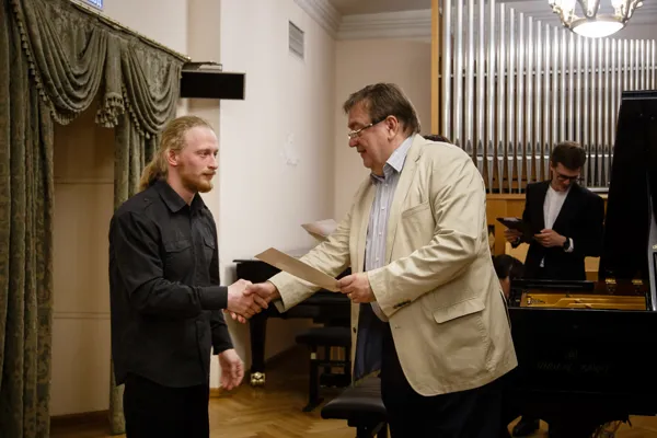 Диплом лауреата конкурса вручается Шишпанову Виталию (Россия).