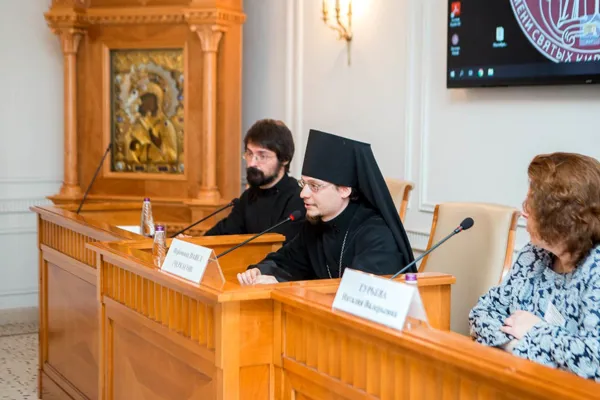 Открытие заседания 19 октября 2018 года. На фотографии (слева направо): ведущий заседания – диакон Димитрий Коростелев, методист кафедры богословия и литургики ОЦАД; председатель заседания – иеромонах Павел (Черкасов), исполняющий обязанности проректора по учебной работе ОЦАД; от Московской консерватории – Гурьева Наталия Валерьевна, руководитель Научно-творческого центра церковной музыки при кафедре хорового дирижирования МГК имени П.И. Чайковского