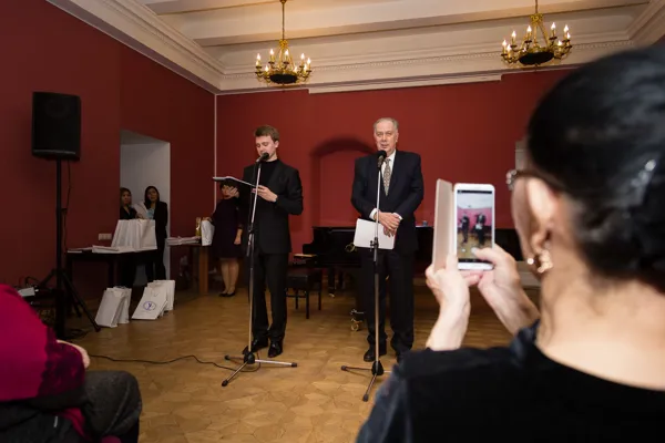 Организаторов и участников конкурса М.Н. Жиркова поздравляет ректор Московской консерватории, профессор Александр Сергеевич Соколов