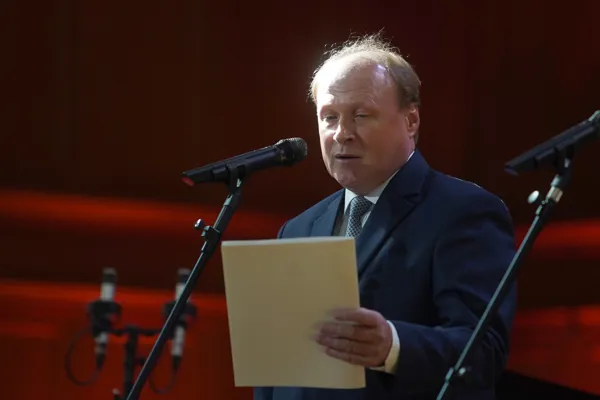 Советник Президента Российской Федерации по вопросам культуры Владимир Толстой зачитывает поздравительное слово Владимира Путина