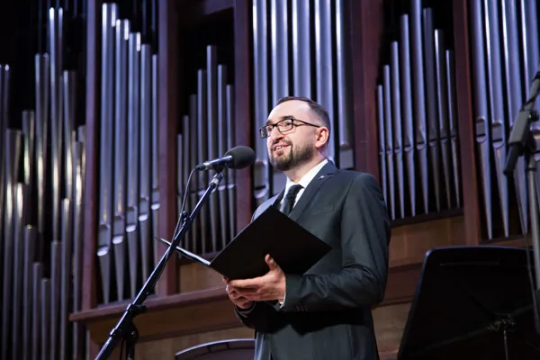 Концерт ведёт музыковед Александр Баранов