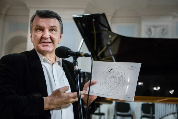 Композитор, пианист Иван Соколов рассказывает о своём учителе, Эдисоне Денисове, и демонстрирует нотную запись его сочинения «Пение птиц» (1969)