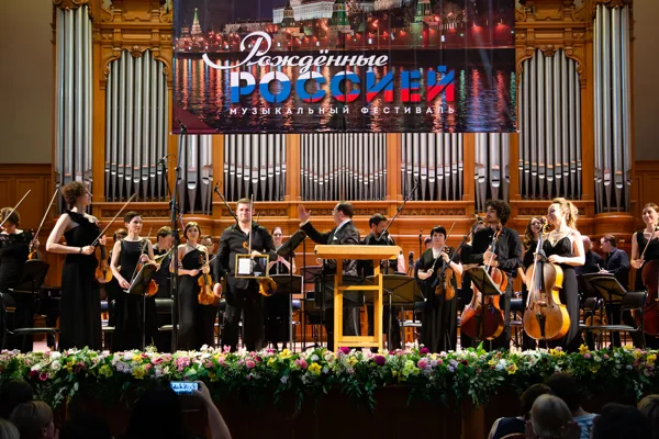 На сцене Оркестр современной музыки «Opensoundorchestra», художественный руководитель и солист Станислав Малышев (скрипка), дирижёр Александр Соловьёв (художественный руководитель фестиваля)